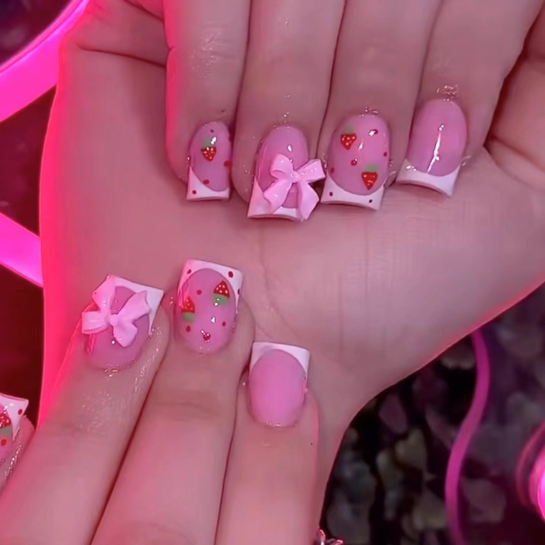 3D Printing Nails - 赤いイチゴのデザインのヨーロッパの偽の爪,偽の爪,3D蝶ネクタイの装飾,フレンチスタイル,圧力,ピンク,光沢,24個