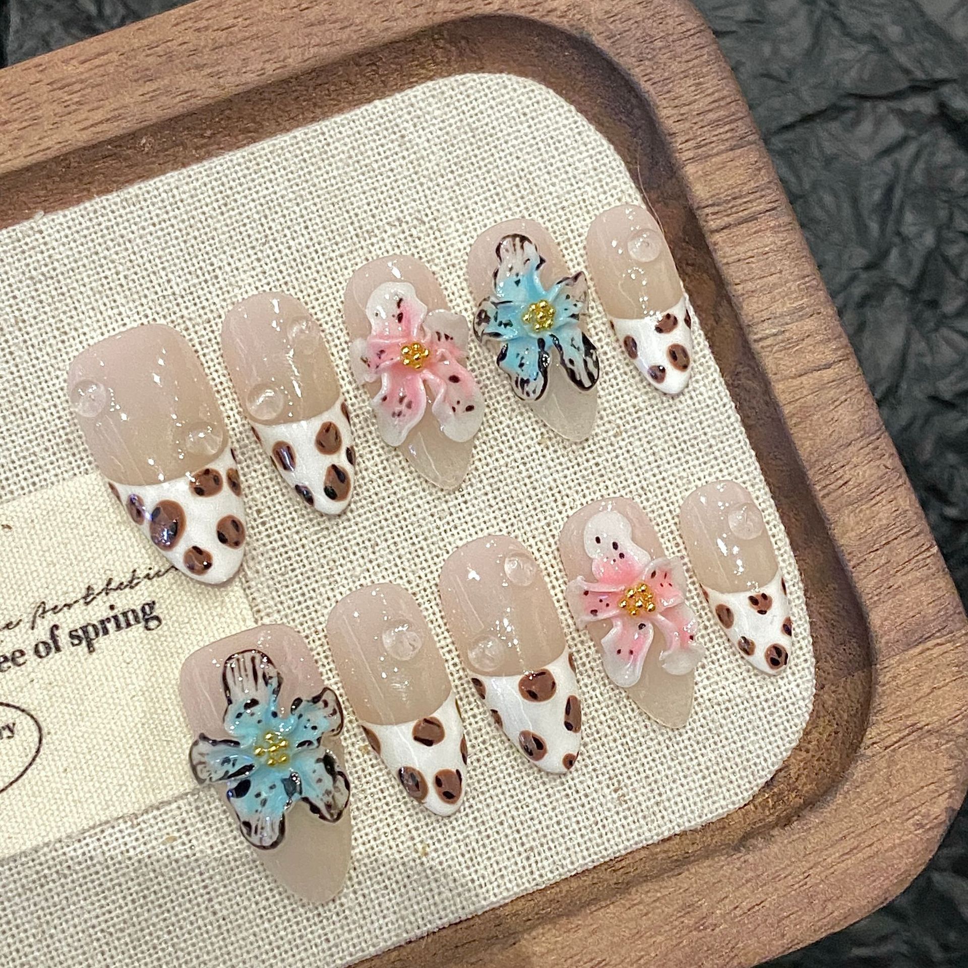3D Printing Nails - 手作りのヒョウ柄の偽の爪,光沢のあるアーモンド,3D彫刻,悪魔の花,装飾,圧力,甘い,冷たい,フレンチ,10個